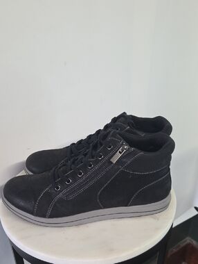 Clarks Women's Black High-Top Athletic Sneakers with Side Zip Size 8.5W